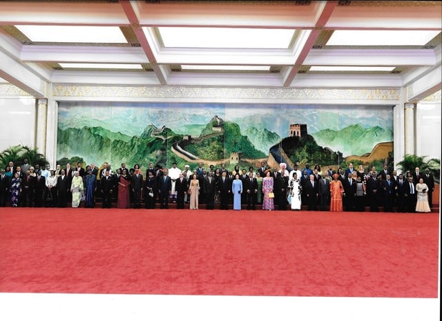 Aba bagore b'abakuru b'ibihugu bya Afurika bakiriwe na Mme Peng Liyuan wa Perezida w'u Bushinwa