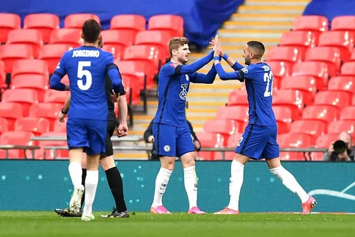 Abakinnyi ba Chelsea bishimira igitego cya Hakim Ziech