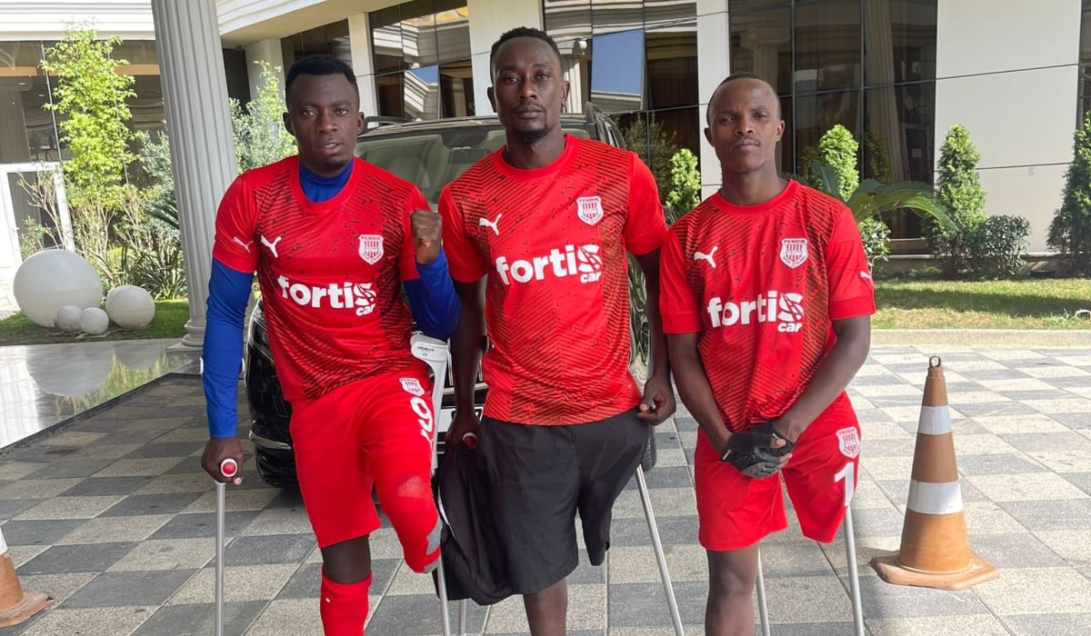 Uhereye iburyo; Fidèle Gatete, Jean-Paul Ntambara na Patrick Imanirutabyose bakina umupira w