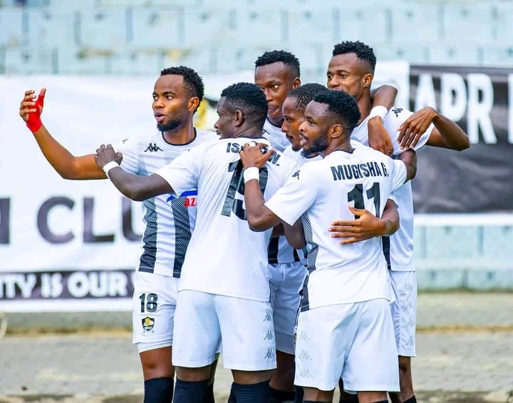 Abakinnyi ba APR FC bafasha Apam Assongue kwishimira igitego