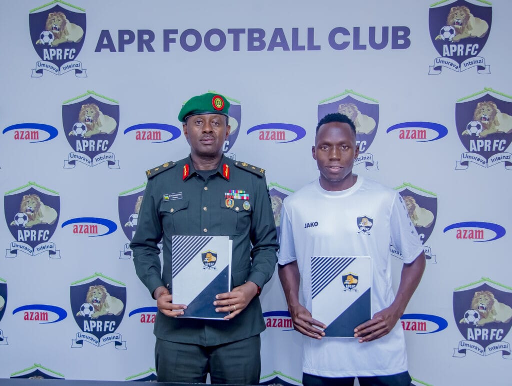 Rutahizamu Denis Omedi ari hamwe n'Umuyobozi wa APR FC Brig Gen. Deo Rusanganwa