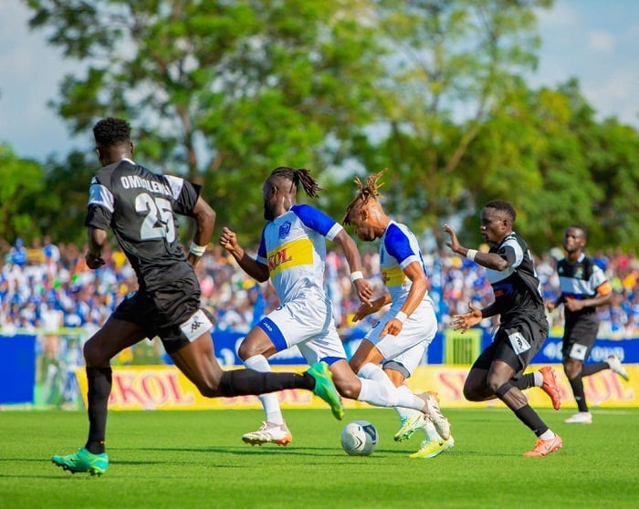 Leandre Essomba Willy Onana na Nishimwe Blaise bagerageza gusatira izamu rya APR FC
