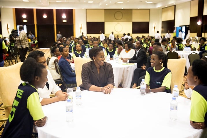 Madamu Jeannette Kagame aganira n'abagishwanama b'abakobwa.