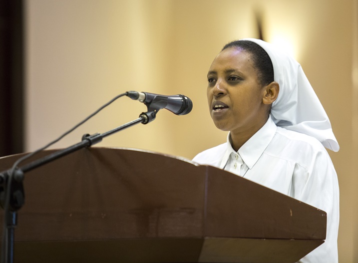 Soeur Immaculee Uwamariya wo mu Ishuri Rikuru ry'Abaforomo n'Ababyaza rya Rwamagana, yatanze ikiganiro.