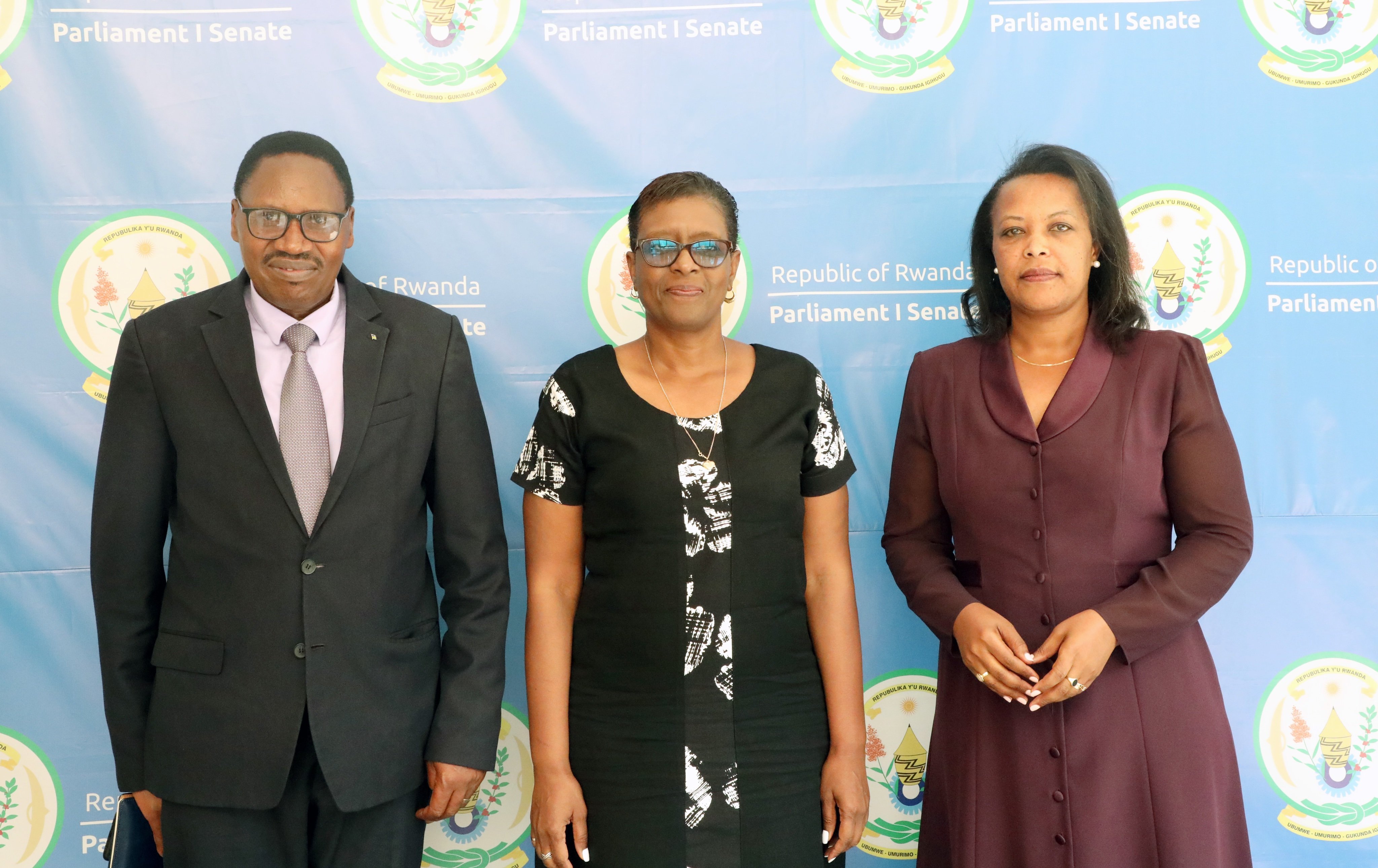 Ambasaderi wa Cuba mu Rwanda Tania Pérez Xiqués uri hagati, yakiriwe na Visi Perezida wa Sena Nyirasafari Espérance 