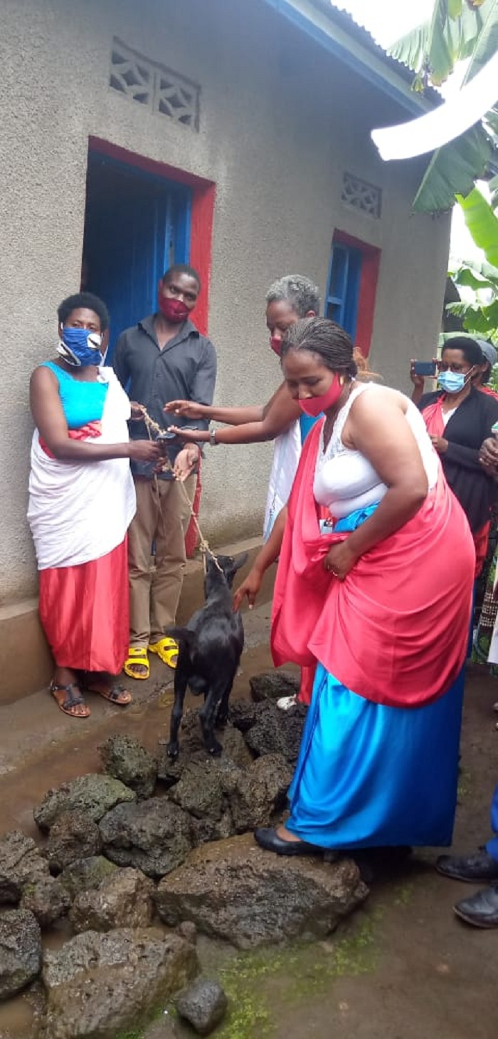 Uwo bubakiye bamworoza n'itungo