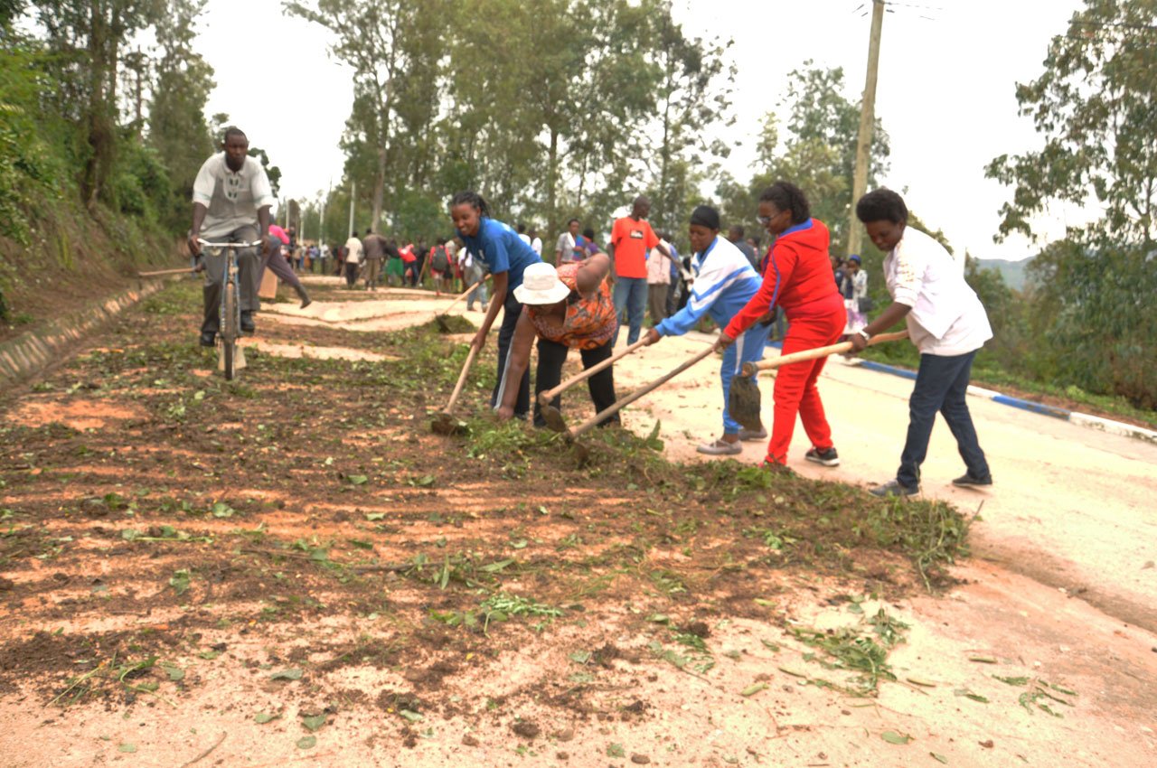 Abanyamuryango ba FPR-Inkotanyi muri Kaminuza ya Gitwe banakoze umuganda 