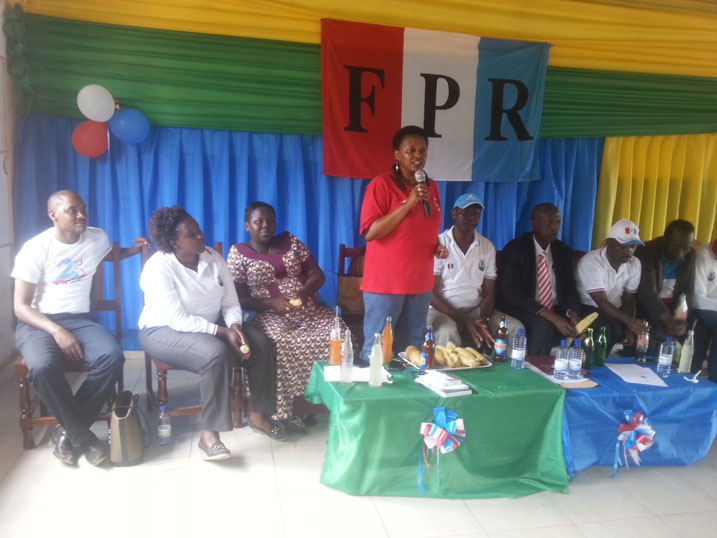 Abakuriye FPR mu kagari ka Ruhango basabanye n'abandi banyamuryango.