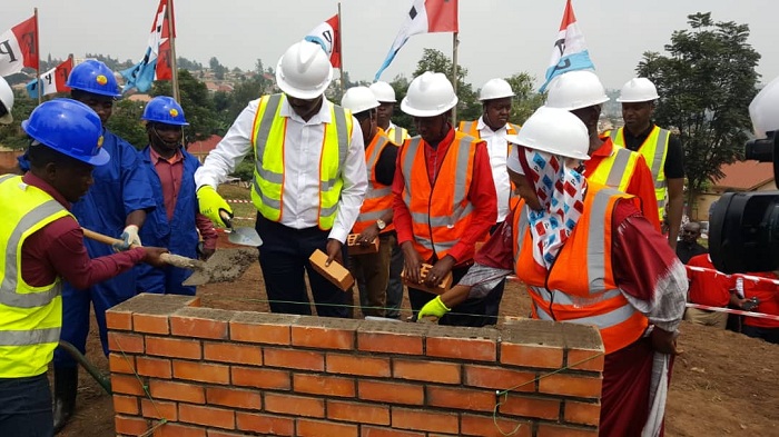 Abayobozi b'Umuryango RPF-Inkotanyi ku rwego rw'akarere ka Gasabo n'Umujyi wa Kigali, Rwamurangwa Stephen na Rubingisa Pudence, bashyize ibuye ry'ifatizo ahuzubakwa Ingoro y'uwo muryango