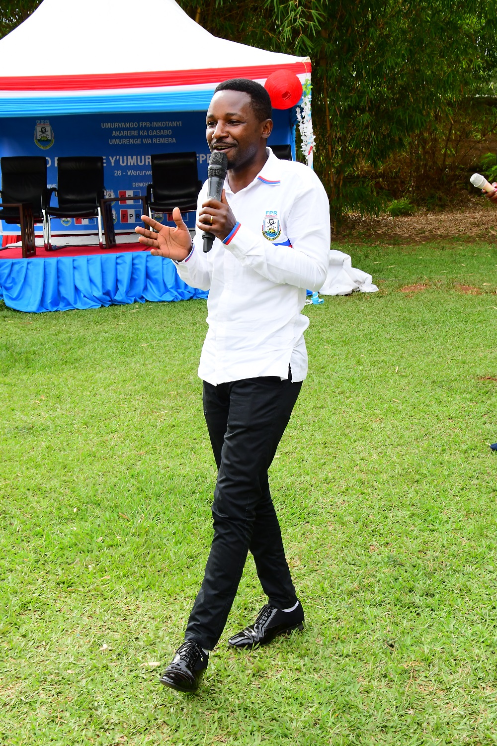 Umuhanzi Intore Tuyisenge yasusurukije abitabiriye ibi birori