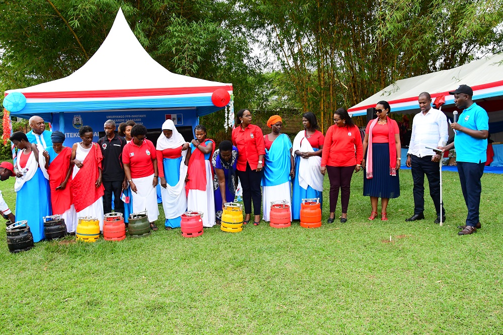 Abahoze mu buzunguzayi bahawe Gaz, bashimirwa ko bahinduye imyumvire bakareka ubuzunguzayi bakajya mu isoko bashyiriweho