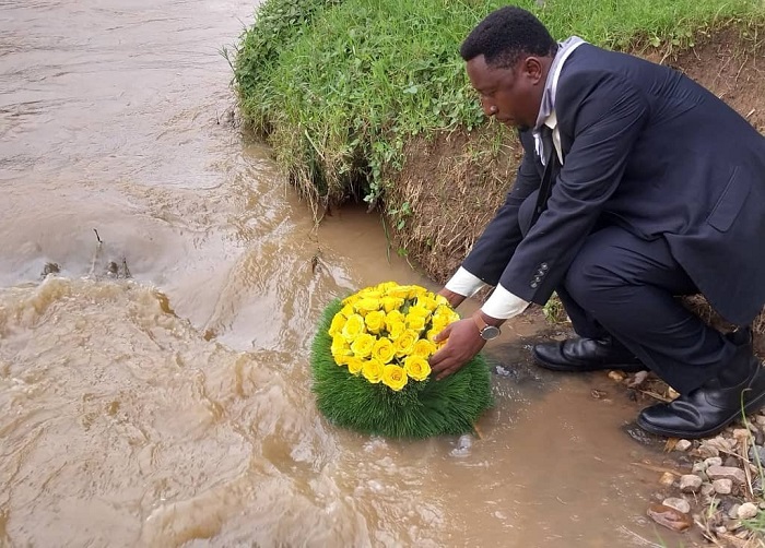 Depite Frank Habineza yifatanyije n'abakozi b'ibitaro bya Gatonde mu muhango wo kwibuka Abatutsi, by'umwihariko bajugunywe mu mugezi wa Mukungwa