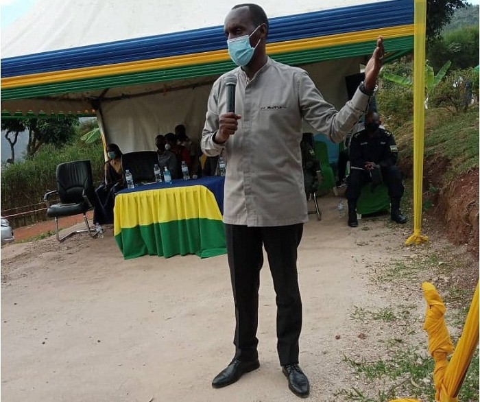 Umuyobozi wa NRS Mufulukye Fred asanga nta wundi muntu ufite inshingano ku mwana kurusha umubyeyi we