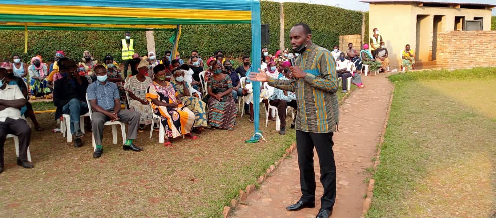Umuyobozi w'Ikigo cy'Igihugu cy'Igororamu, Fred Mufulukye aganira n'abaturage