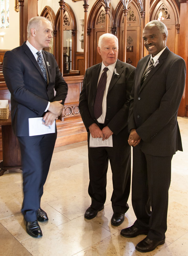 Uhereye iburyo: Ambasaderi Murigande Charles, Colin Keating wahoze ahagarariye Leta ya New Zealand mu Muryango w