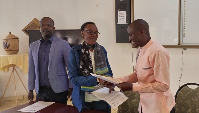 Ingabire Marie Immaculée na Meya Ramuli Janvier nyuma yo gusinya ayo masezerano