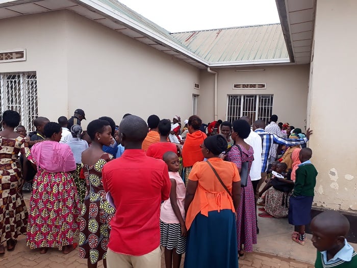 Kuri GS Kagugu hari ababyeyi bari bategereje kwandikisha abana ku munsi wo gutangira ishuri