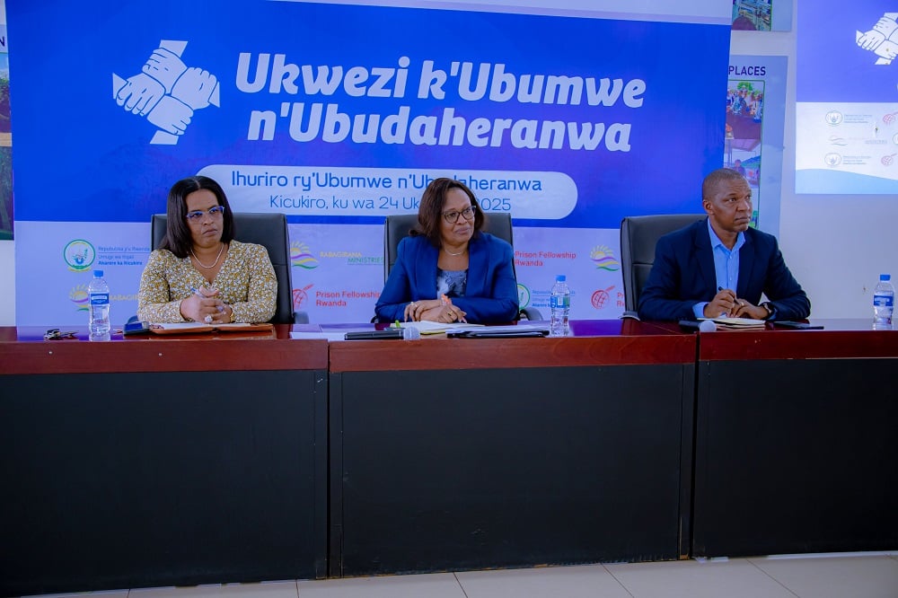 Abagize ihuriro ry'ubumwe n'ubudaheranwa muri Kicukiro bahuriye mu biganiro, barebera hamwe ibikorwa byakozwe bigamije kuzamura imibereho y'abaturage, gusana imitima, ndetse no kwimakaza ubumwe n'ubudaheranwa 