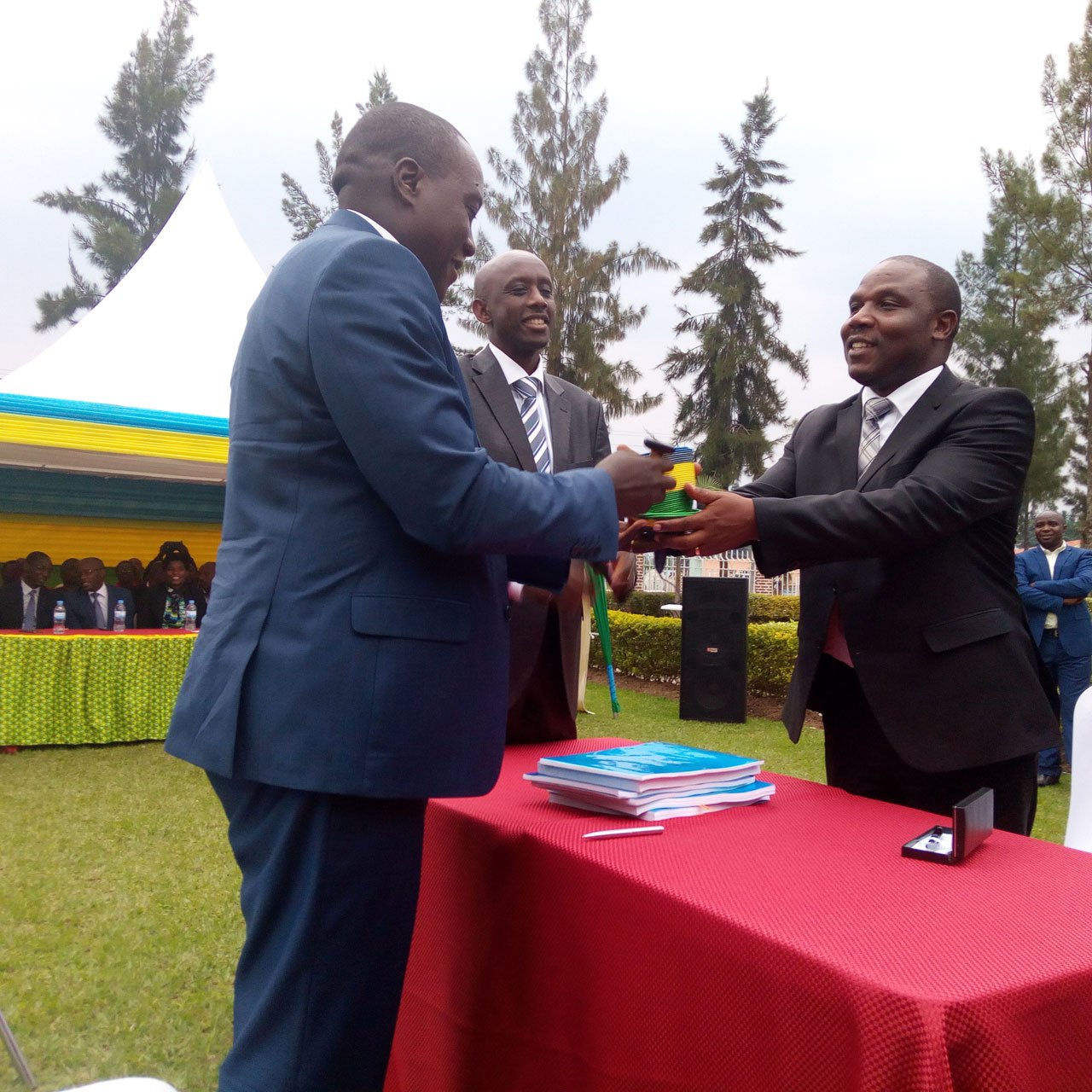 Guverineri Gatabazi na Musabyinama asimbuye mu muhango w'ihererekanya bubasha i Musanze 