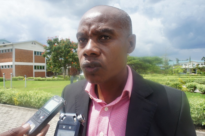Gabriel Waithaka wari uhagarariye FAWE mu biganiro n'abanyeshuri biga muri INES Ruhengeri