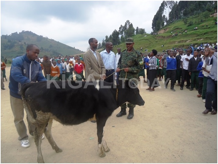 Ndabarinze Xaver ashyikirizwa inka ashimirwa ubutwari yagize mu kwitabira kubohora igihugu.