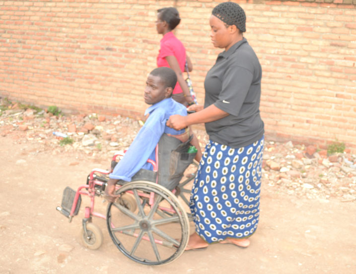 Gahekukokari n'umukunzi we benda kurushingana.