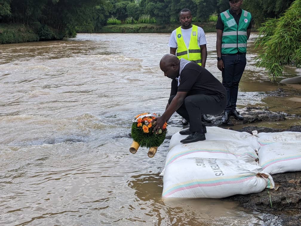Guverineri Mugabowagahunde ashyira indabo mu mazi ya Mukungwa