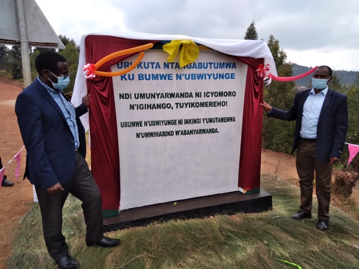 Meya Nzamwita Déogratias (ibumoso) hamwe na Perezida wa Njyanama y