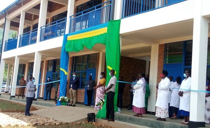Banki y'Isi kandi yafashije Akarere ka Gakenke kongera ibyumba by'amashuri