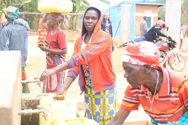 Abaturage baruhutse imvune bagiraga bajya gushaka amazi