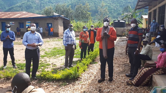 Minisitiri w'Ibikorwa by'Ubutabazi Kayisire Marie Solange ari kumwe na Minisitiri w'Ubutegetsi bw'Igihugu Prof Shyaka Anastase, na Guverineri w'Amajyaruguru Gatabazi JMV, basuye abaturage bahuye n'ibiza mu minsi ishize bo mu Murenge wa Rusasa mu Karere ka Gakenke babashyikiriza ibiribwa