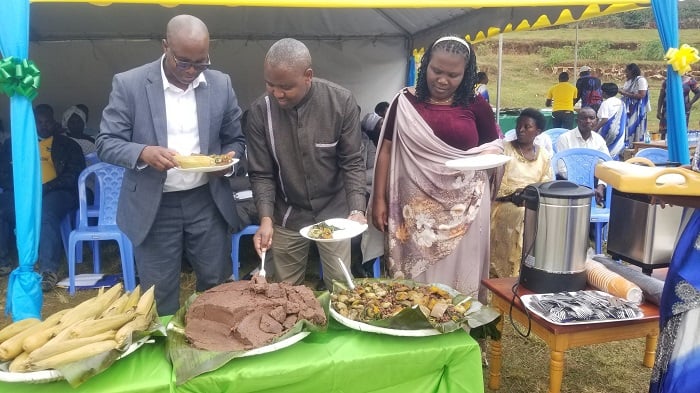 Abaturage n'abayobozi basangiye amafunguro ateguwe mu buryo bwa gakondo