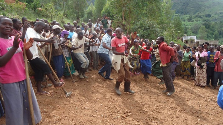 Aba baturage bavuga ko mu mafaranga bahembwa baguzemo amatungo magufi n'ibindi byo kwikenura.