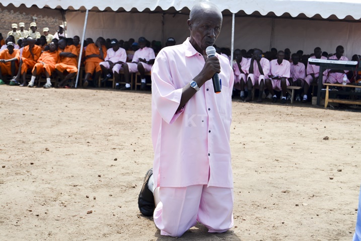 Gakwaya Faustin apfukamye asaba imbabazi imiryango yiciye muri Jenoside nyuma yo kuyandikira ayisaba imbabazi agahuzwa na yo.