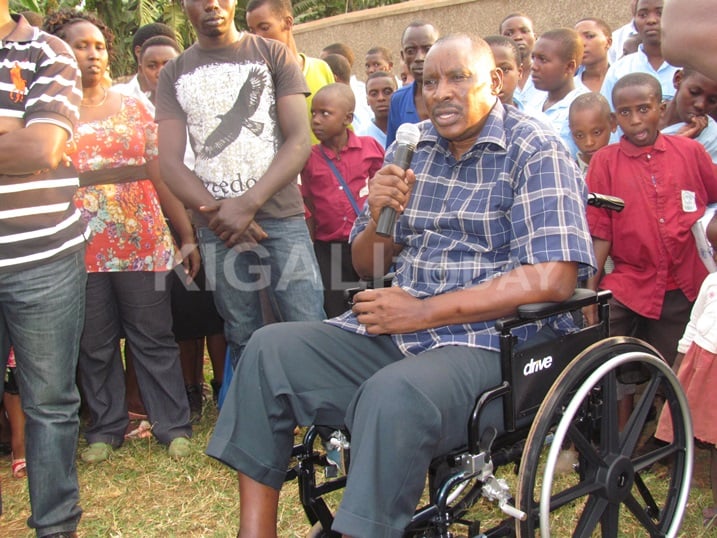Gapfizi yasabye abo banyeshuri gufatanya muri byose kandi bagakunda igihugu.