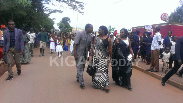 Imodoka bayishyikirijwe n'Intumwa ya Perezida wa Repubulika akaba na Minisitiri mu Biro bya Perezida wa Repubulika, Tugireyezu Venantie (hagati) ari kumwe na Guverineri w'Intara y'Iburasirazuba, Uwamariya Odette.