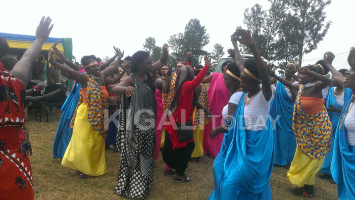 Minisitiri Tuguereyezu Ventie acinya akadiho n'abaturage ba Rwamagana ndetse n'itorero Garukurebe mu muhango wa kwakira imodoko iri torero ryahawe na Perezida Kagame.
