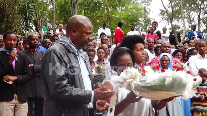 Dr Gasamagera agiye gushyira indabo ku mva y'abapadiri b'i Kabyayi bishwe muri Jenoside.