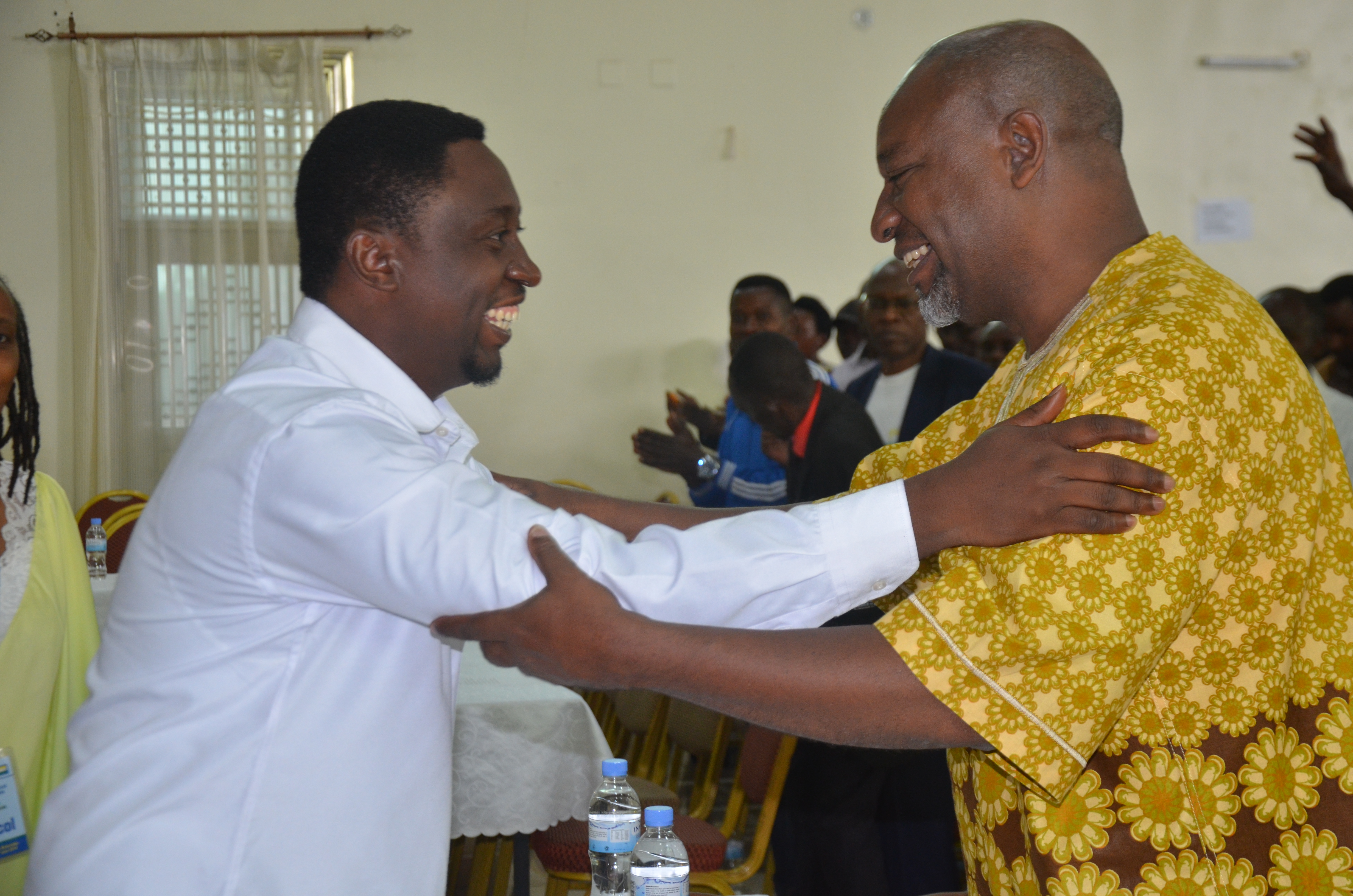 Gasamagera Wellars (mu ishati y'umuhondo), Komiseri mu muryango wa RPF-Inkotanyi ni umwe mu bashyitsi baturutse mu yindi mitwe ya politiki