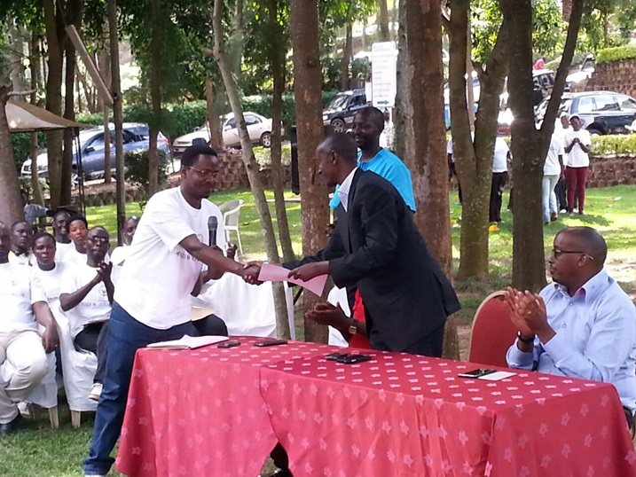 Gasana wari uhagarariye abacuruzi ba Gasabo ashyikiriza umuyobozi w