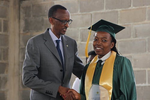 Perezida Kagame yashimiye abana basoje amasomo yabo.