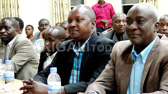 Gashugi (wicaye hagati) avuga ko mu myaka ibiri Muhanga izaba yabaye intangarugero mu iterambere. 