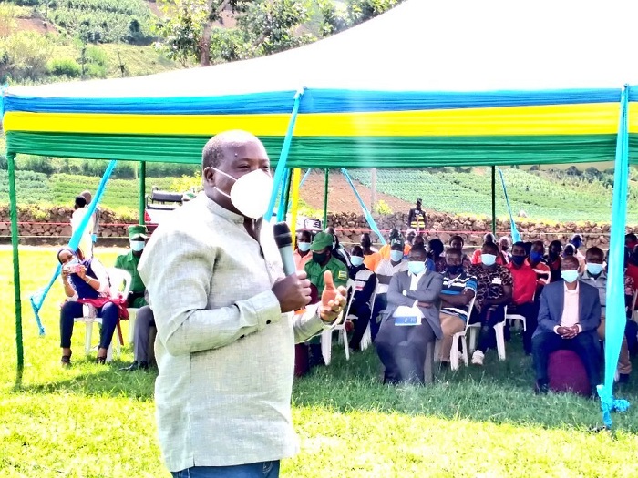 Minisitiri Gatabazi aganira n