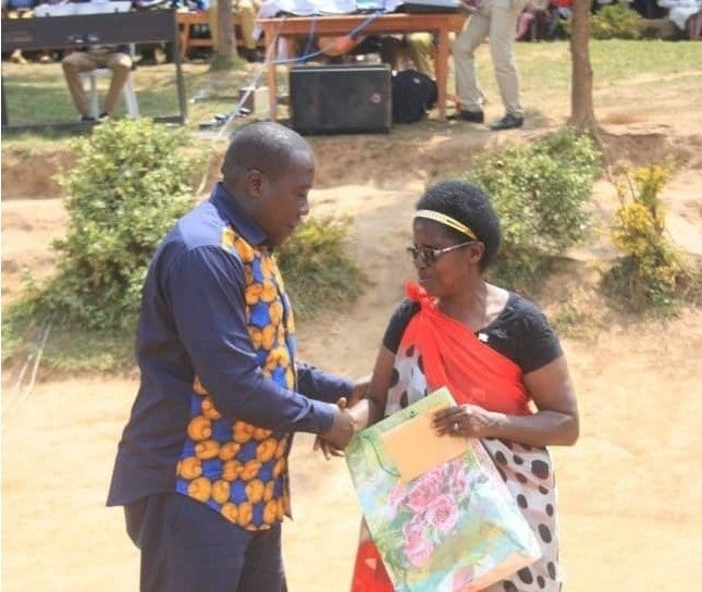 Gatabazi ashimira Mukandamage Madeleine wamwigishije mu mwaka wa gatanu (ifito yo mu bubiko)