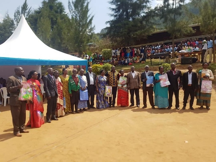 Ubwo mu myaka ishize Minisitiri Gatabazi yasuraga abarimu bamwigishije akabagenera impano (Ifoto yo mu bubiko)