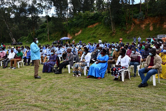 Minisitiri Gatabazi atanga impanuro ku bayobozi b'inzego z'ibanze mu Karere ka Gicumbi