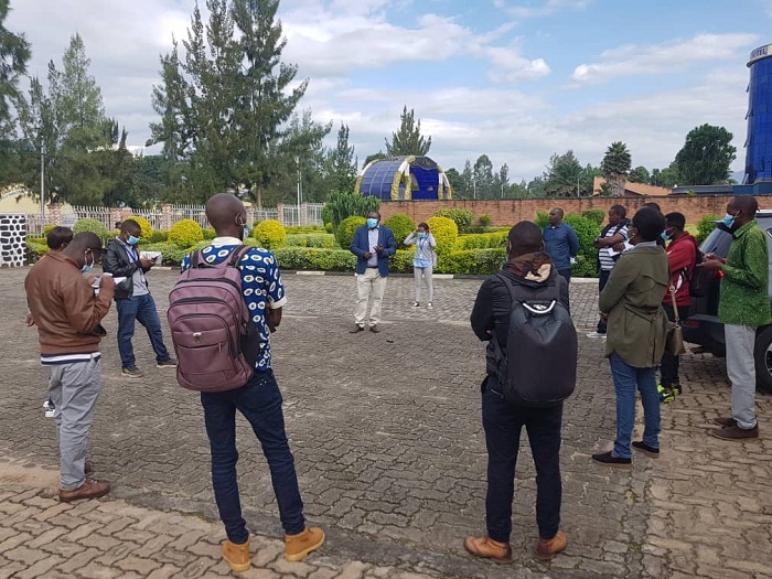 Icyo gihe abanyamakuru mbere yo kujya gutara inkuru babanje kungurana ibitekerezo na Guverineri Gatabazi