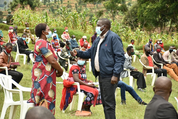 Minisitiri Gatabazi yaganiriye n'abahagarariye abandi mu mirenge itandukanye yo muri Nyaruguru