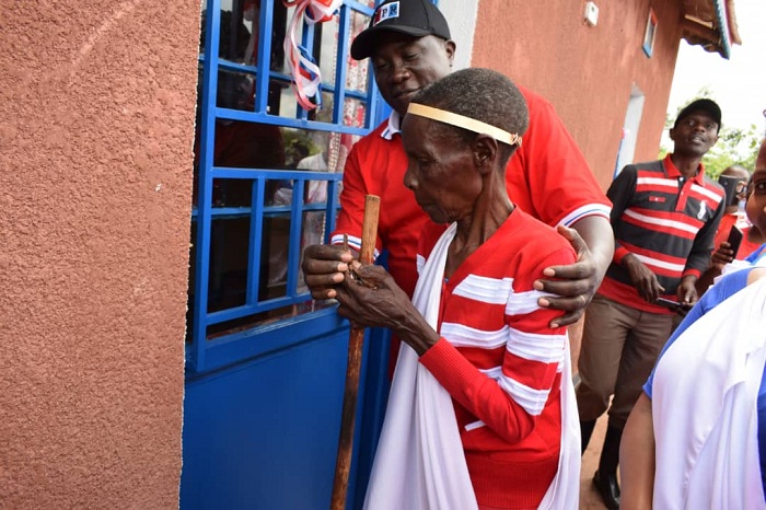 Gatabazi JMV yashyikirije Nyirabukeye imfunguzo z'inzu