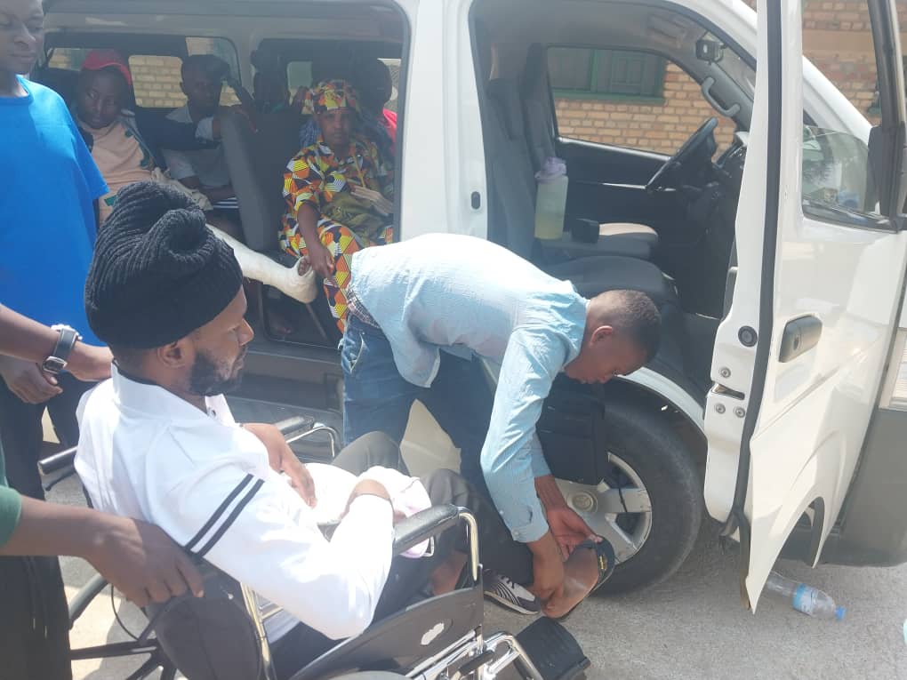 Bafashwaga kwinjira mu modoka ibajyana gutora ikanabagarura